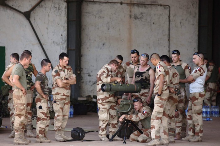Lính Pháp đang có mặt ở Mali chuẩn bị vũ khí cho các chiến dịch tấn công quân sự nhằm vào lực lượng phiến quân